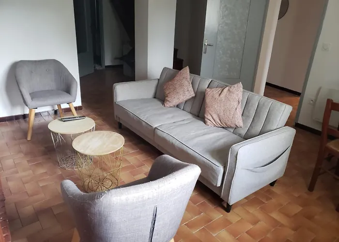 Hostel Meublees Et Spacieuses